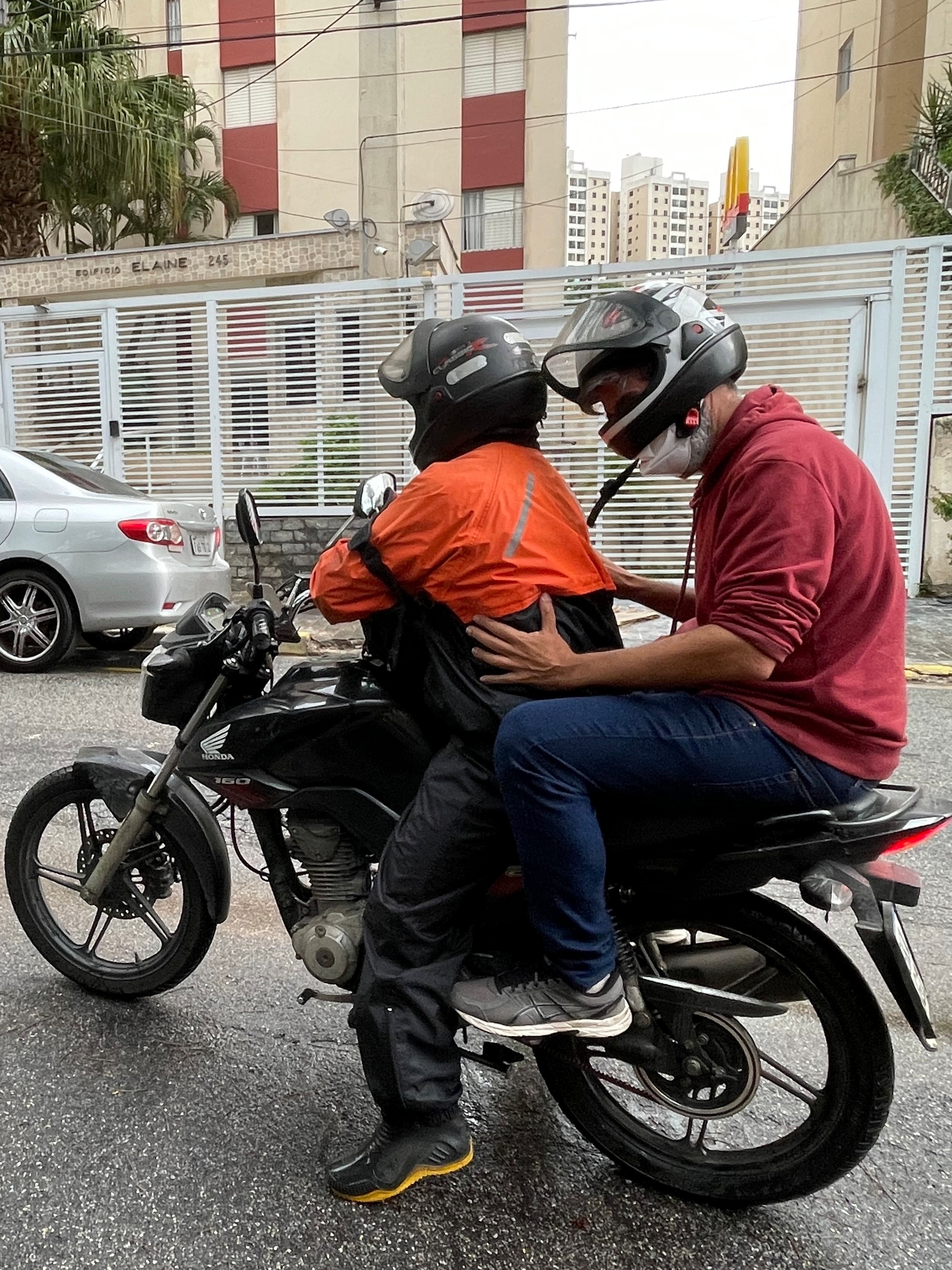 mulher dando um grau na moto 160