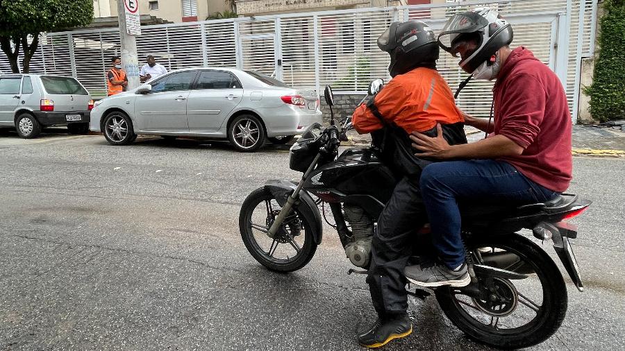 Com capacete pequeno deslocando a máscara, começa a experiência no Uber Moto, novo serviço do aplicativo  - Gabi Viña/UOL