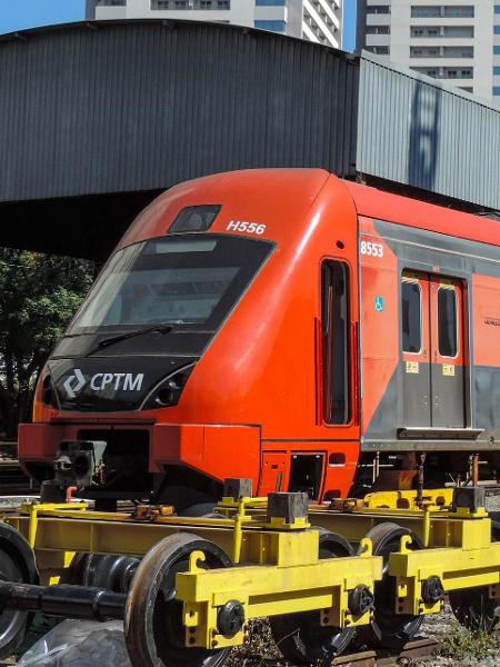 Trem H556 no pátio de Presidente Altino, em Osasco (SP), local da oficina da ViaMobilidade