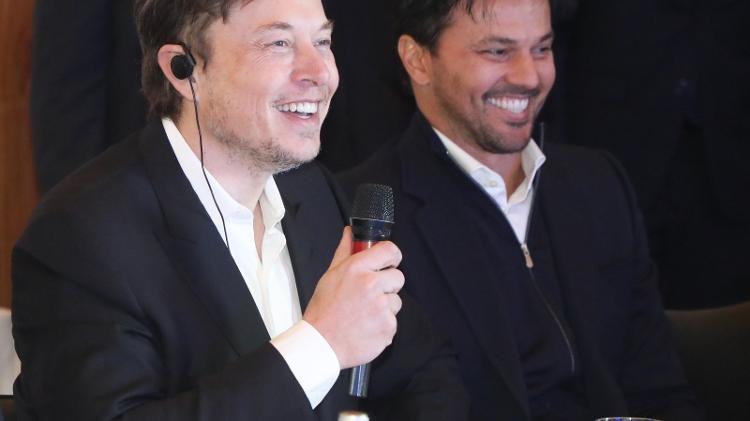 Elon Musk (à esq.) e o ex-ministro das Comunicações Fabio Faria, em encontro de empresários no interior de Sâo Paulo, em 2022 Elon Musk (à esq.) e o ex-ministro das Comunicações Fabio Faria, em encontro de empresários no interior de Sâo Paulo, em 2022