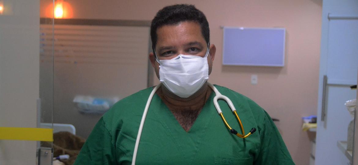 Médico Fábio Lima, no atendimento da UTI na Santa Casa de Maceió - Beto Macário/UOL