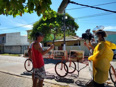 Museu ambulante, montado em uma bicicleta, 'percorre' as ruas de Atafona (RJ) com fotos antigas da cidade - Mariana Costa/UOL - Mariana Costa/UOL