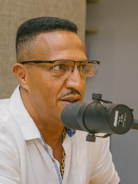 Mano Brown durante a gravação do podcast "Mano a Mano" - Jef Delgado/Divulgação