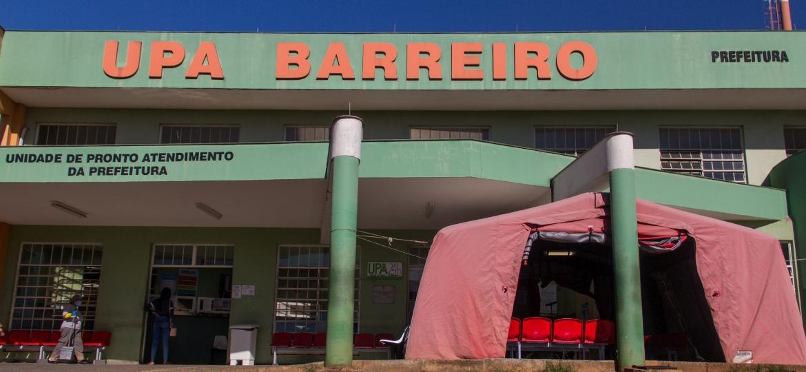 UPA Barreiro, em Belo Horizonte, ganhou uma tenda improvisada para que os pacientes com sintomas respiratórios ou de covid-19 - Juliana Baeta/UOL