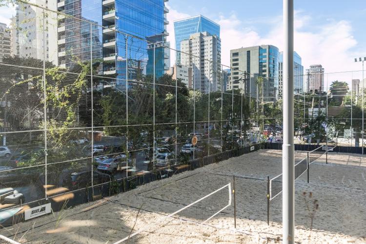 Quadras de areia do Calçadão JK dão vida a terrenos não edificados em área nobre de SP Quadras de areia do Calçadão JK dão vida a terrenos não edificados em área nobre de SP