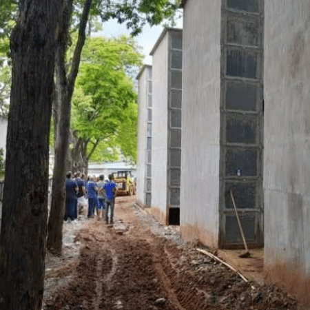 nov.2025 - Sepultamento ocorre em área de obras, sem isolamento, no Cemitério da Saudade
