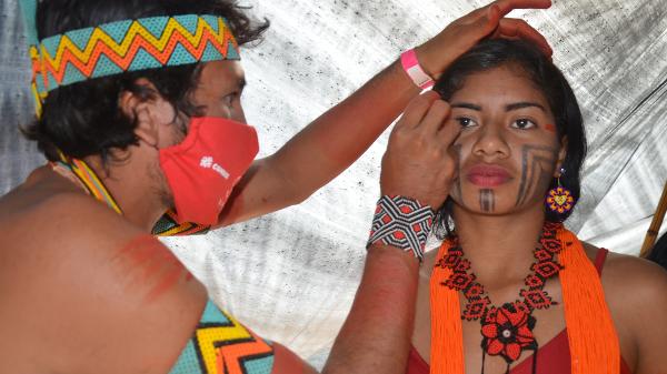 Indígena no acampamento em Brasília - Tainá Andrade/UOL - Tainá Andrade/UOL
