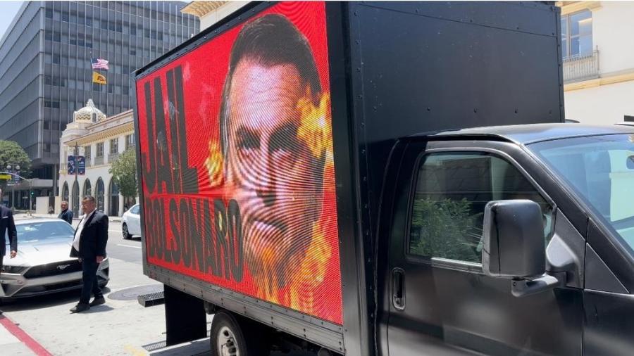 Caminhão traz mensagem de protesto contra Jair Bolsonaro, na Cúpula das Américas, em Los Angeles, nos EUA - Eloá Orazem/UOL