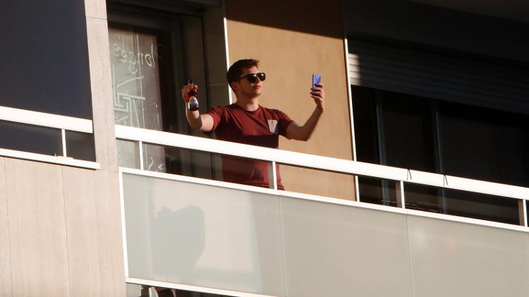 Jovem faz selfie durante quarentena em Paris, na França -  Mehdi Taamallah/NurPhoto via Getty Images -  Mehdi Taamallah/NurPhoto via Getty Images