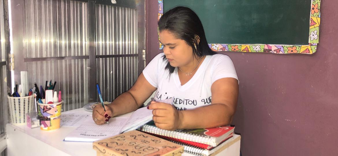 "Ela acreditou que podia mudar o mundo, então se tornou professora", diz a camiseta de Tainá Bispo, sobrevivente de Realengo; para ela, uma educação inclusiva é transformadora - Pedro Madeira