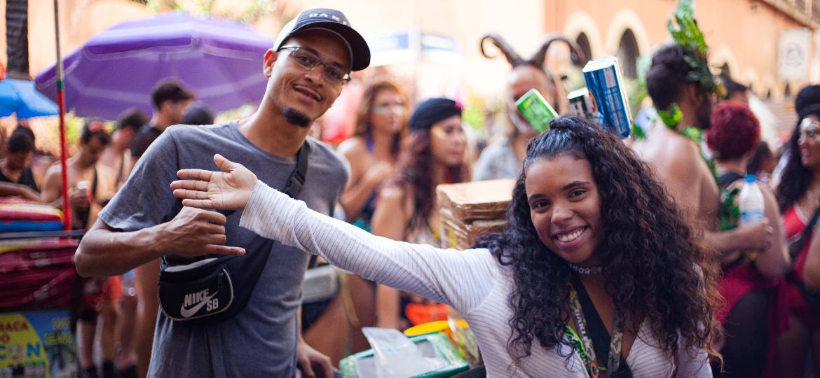 Rafaela Rocha e Pablo Paes são ambulantes e decidiram aproveitar o Carnaval para vender cerveja - Fabiana Batista/UOL