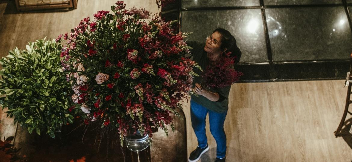 Tânia Santos, que trabalha em uma empresa de decoração, ajeita arranjo de flores no Espaço Wood - Carine Wallauer/UOL