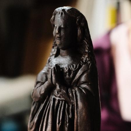 Réplica de Nossa Senhora Aparecida restaurada por Chartuni após tentativa de roubo em 1978