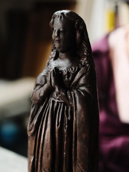 Réplica de Nossa Senhora Aparecida restaurada por Chartuni após tentativa de roubo em 1978