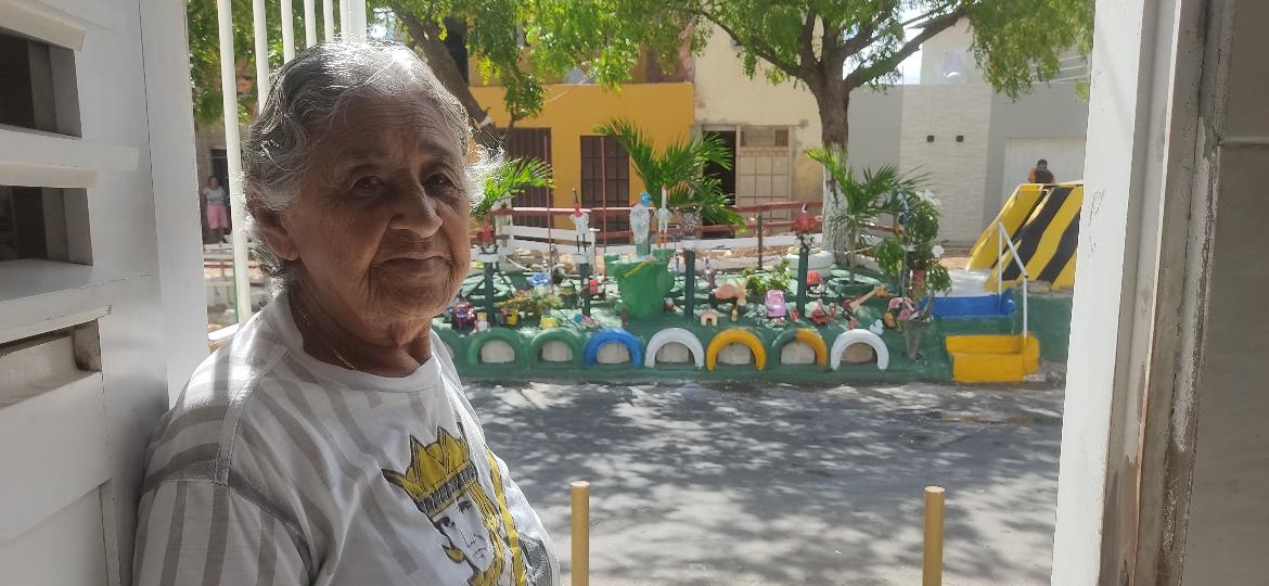 A aposentada Terezinha Marques, 83, a avó que fez um memorial para o neto que faleceu aos 4 anos de parada cardíaca após um quadro de pneumonia em Mossoró (RN) - Valcidney Soares/UOL