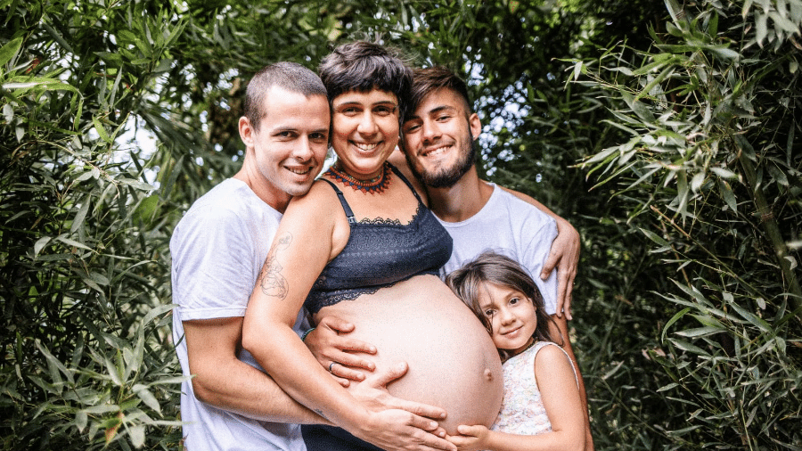 A terapeuta Fernanda Telles, grávida, junto do marido e filhos. A família se mudou para Lumiar em 2019 por causa da música - Arquivo Pessoal