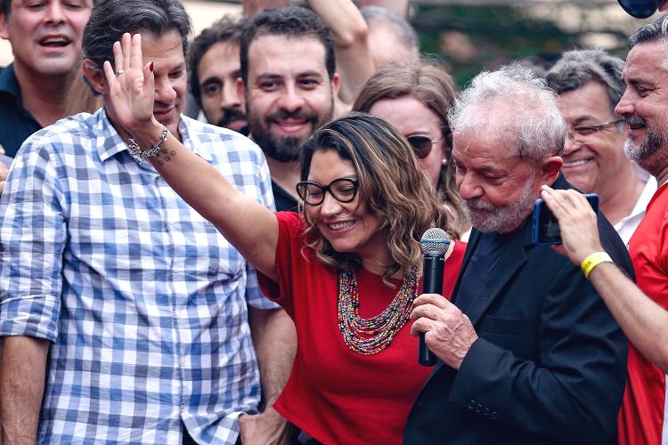 9.nov.2019 - Lula discursa em frente ao Sindicato dos Metalúrgicos do ABC, em São Bernardo do Campo (SP), após deixar a prisão