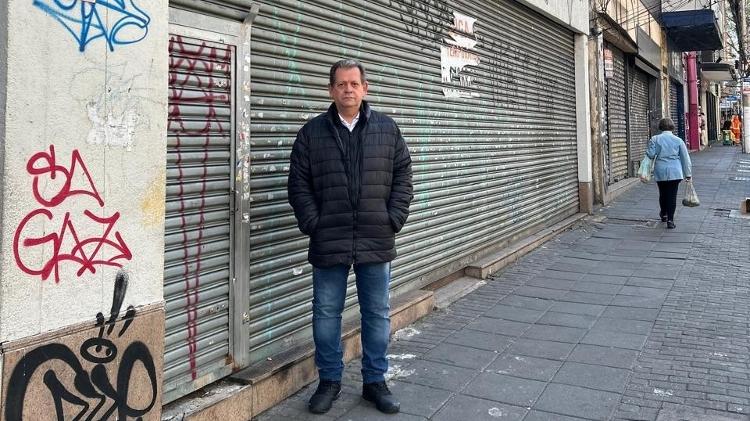Gianfranco Cundari, representante de lojistas da rua Teodoro Sampaio, reclama de lixo e iluminação