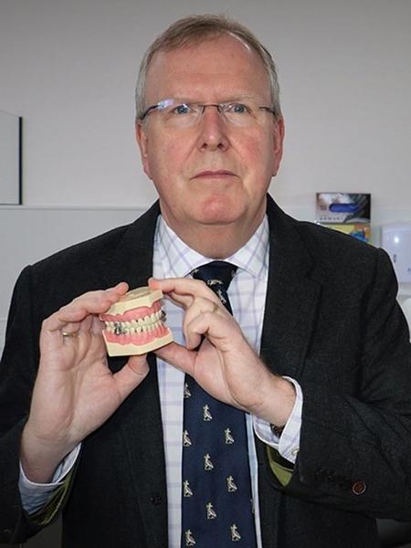 Professor Paul Brunton com o dispositivo DentalSlim  - Universidade de Otago/Divulgação
