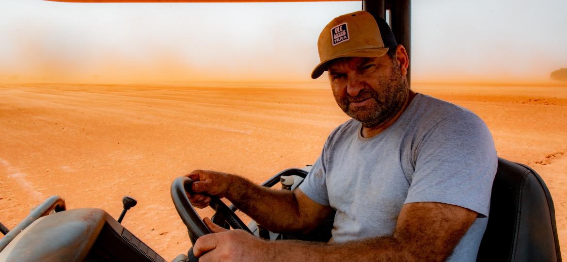 O agricultor Luiz Vezaro retira pasto de fazenda durante tempestade de poeira no Mato Grosso do Sul - José Medeiros/UOL