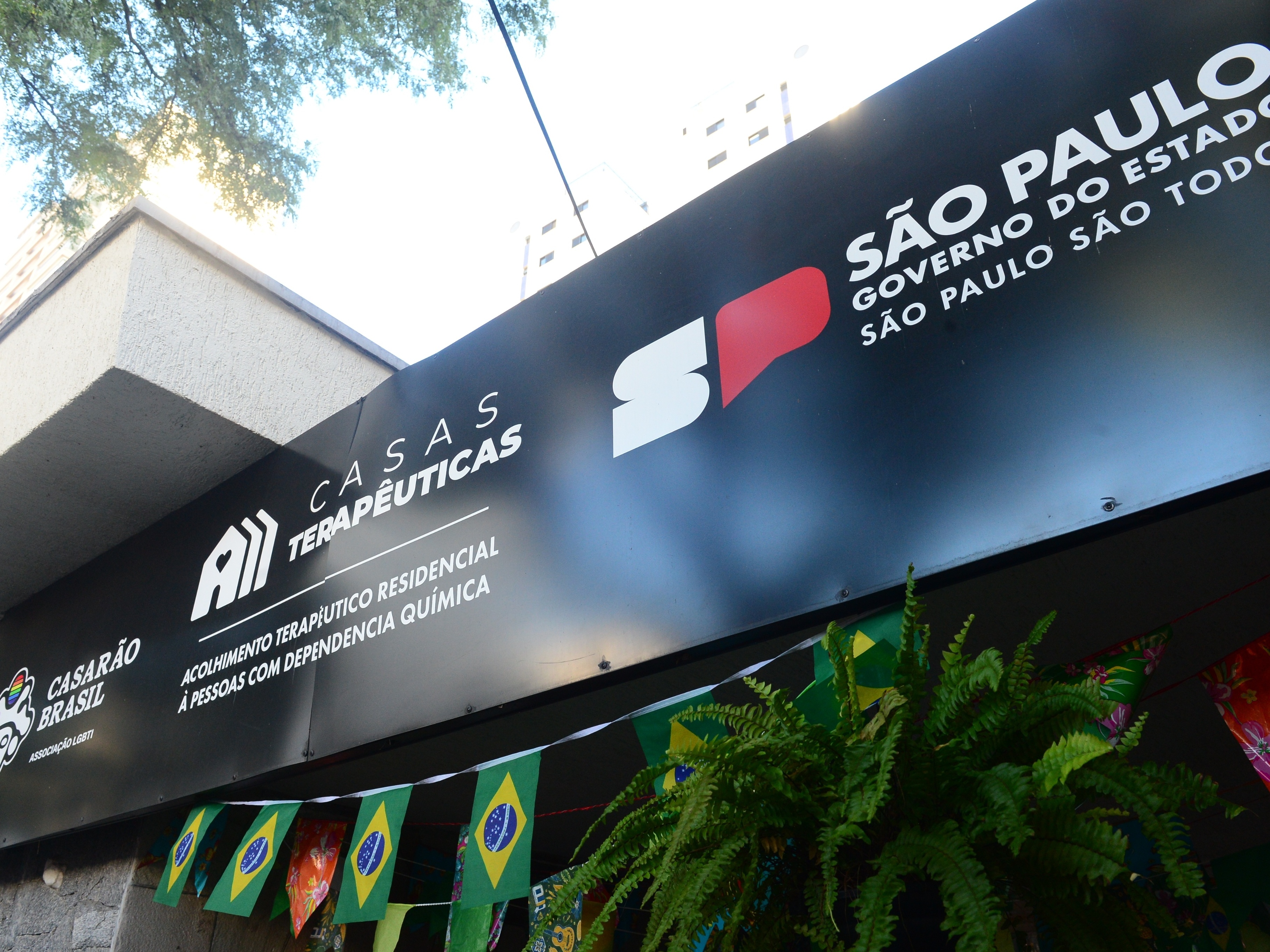 Gestão Tarcísio vai à Justiça para abrigar dependentes químicos em CDHU