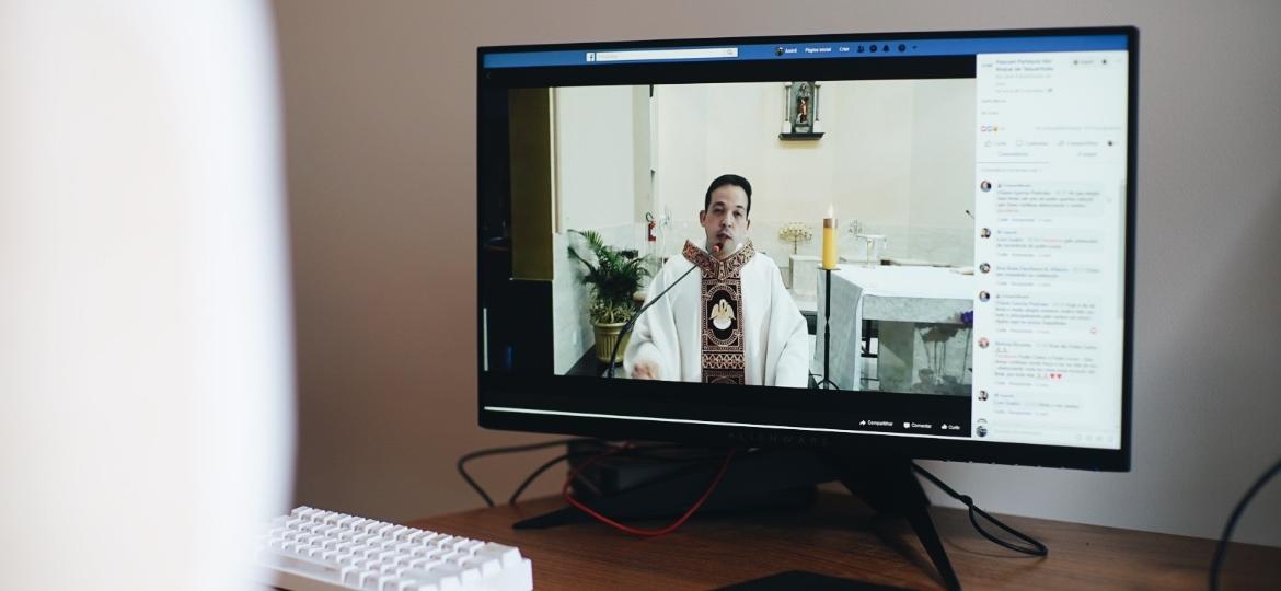 Padre Carlos Garcia, durante missa online da paróquia de São Roque, em Taquarituba (SP) - André Nery/UOL