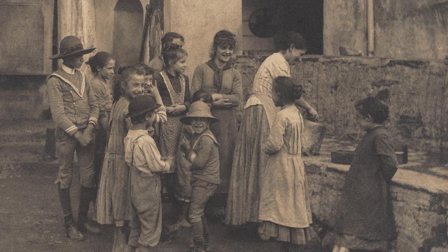 "Uma boa piada", foto de Alfred Stieglitz (1887) - Wikimedia Commons