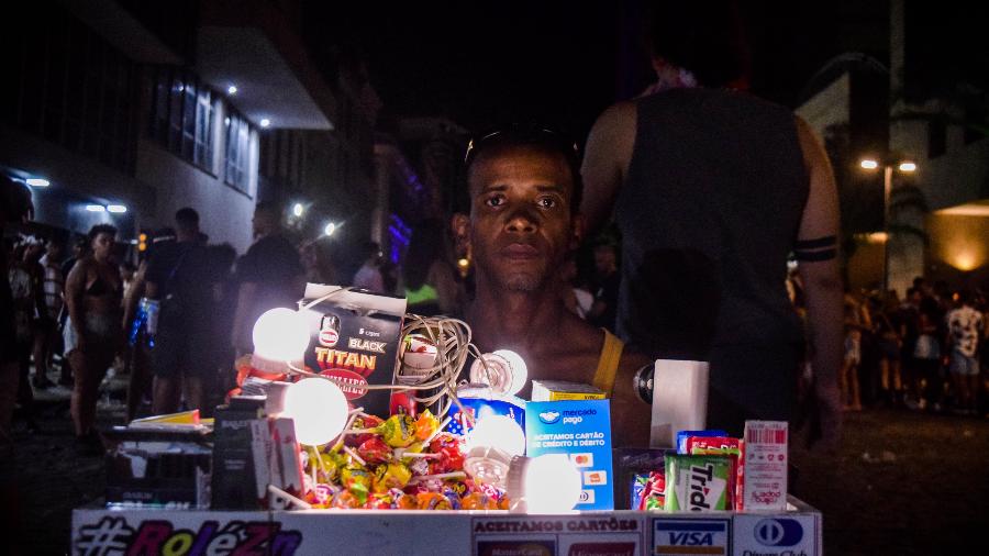 O vendedor Anderson da Silva e seu tabuleiro, no meio de um bloco concentrado em frente à Bolsa de Valores  do Rio, no Centro - Matheus de Moura/UOL