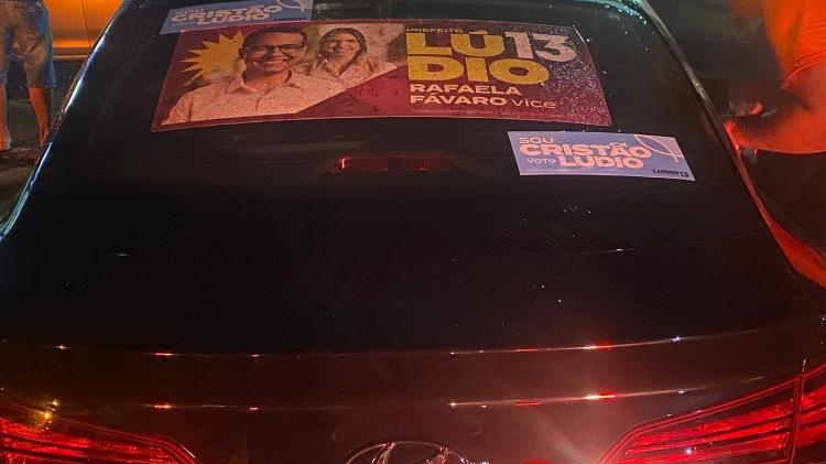 Carro de Lúdio Cabral, candidato do PT à Prefeitura de Goiânia, com adesivo: 'Sou cristão, voto Lúdio'