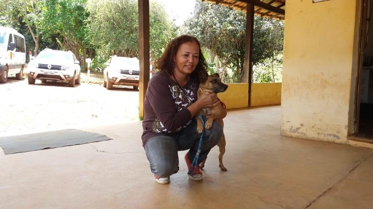 Luzia Queiroz e o Tobi, cachorro comunitário de Paracatu de Baixo. Hoje, o cachorro fica em uma fazendo junto de outros animais retirados de Paracatu. - Arquivo pessoal