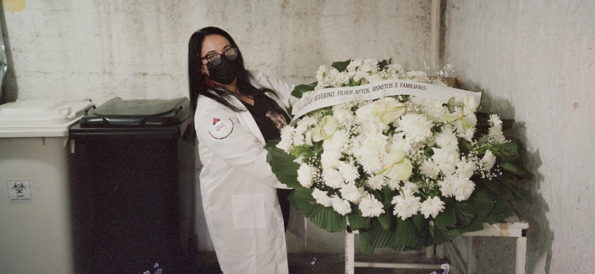 Izolda Nara Schouer. técnica em tanatopraxia, mostra a coroa de flores que será colocada sobre o caixão - Camila Svenson/UOL