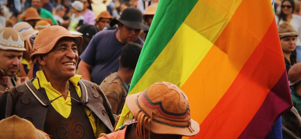 Desde 2016, Valmir Calaça, conhecido como Chapada, hasteia uma bandeira arco-íris na tradicional procissão para a missa de Serrita (PE), "capital dos vaqueiros" - Adriano Alves/UOL