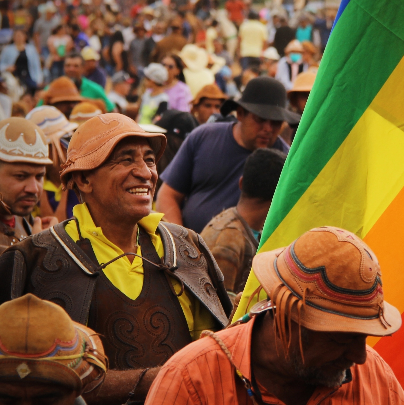 Chapada, o vaqueiro hétero que leva bandeira LGBTQIA+ para missa no sertão  - 28/07/2022 - UOL TAB