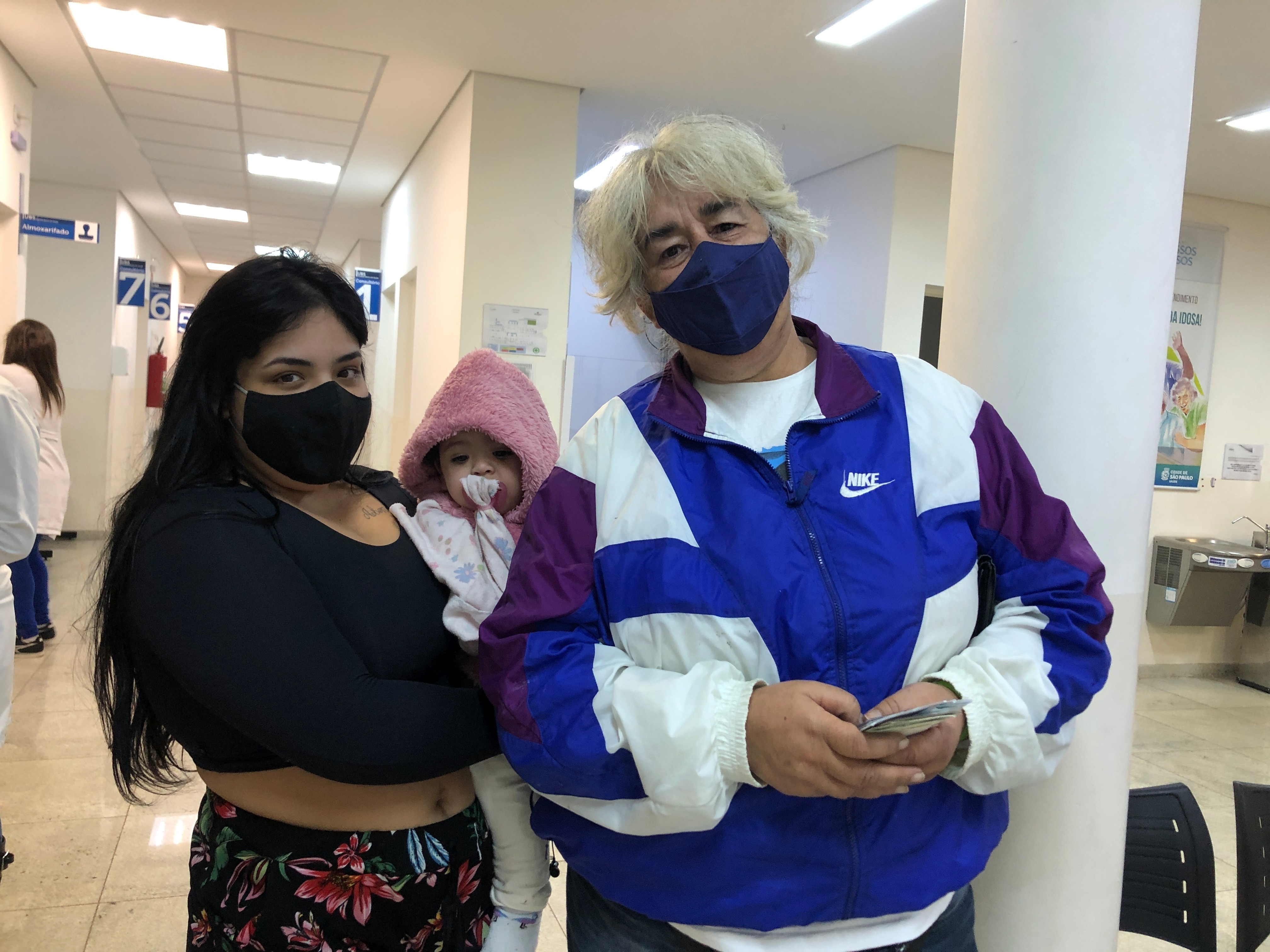 'As vacinas táo no grau, mami!': repórter acompanha 3 dias de fila da xepa