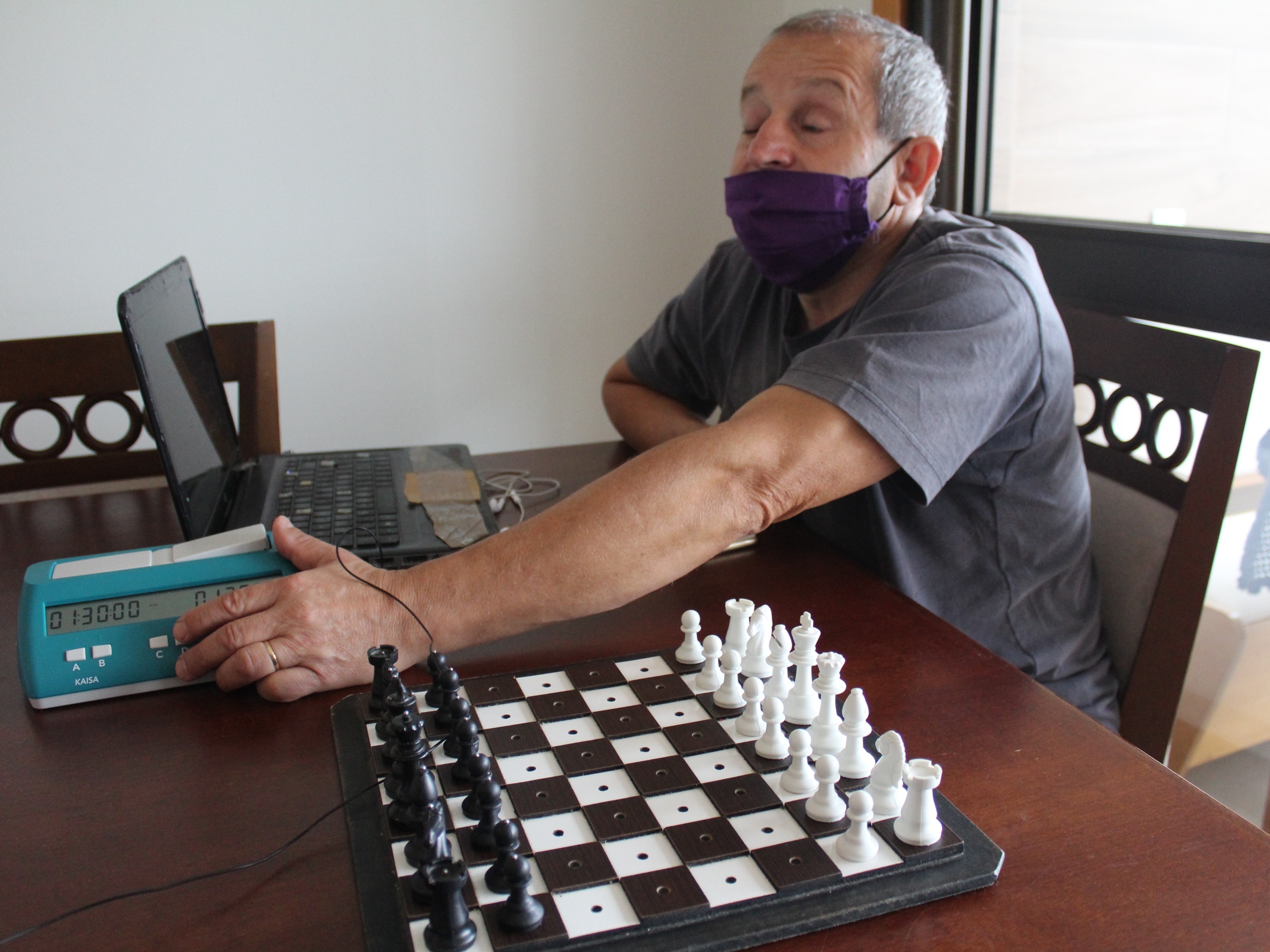 Competição de xadrez infantil e de tabuleiro, garotinho jogando xadrez com  o vovô.