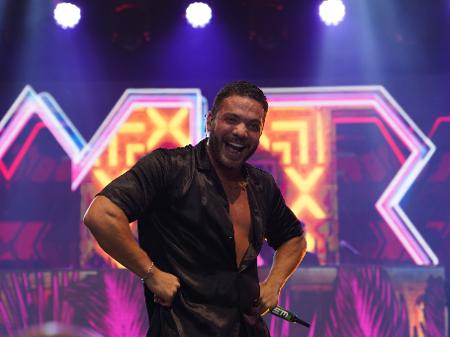 Wesley Safadão sensualiza e mostra barriga em show em Recife - OFuxico