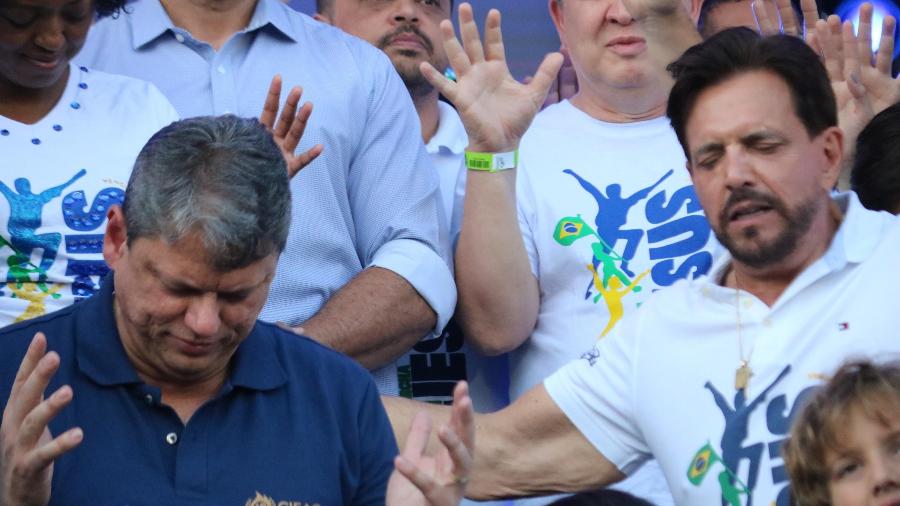 08.06.2023 - Governador de São Paulo Tarcísio de Freitas ora ao lado de Estevam Hernandes durante a Marcha para Jesus, em São Paulo - Marcelo Oliveira Março/Futura Press/Folhapress