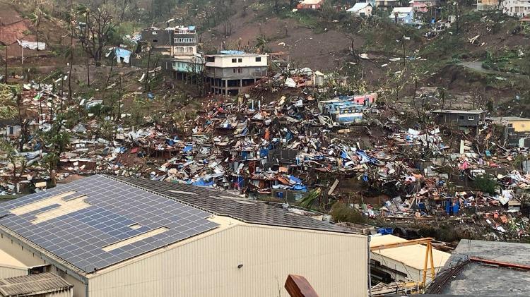 Destroços de casas após a passagem do ciclone Chido em Mayotte, departamento ultramarino francês na África