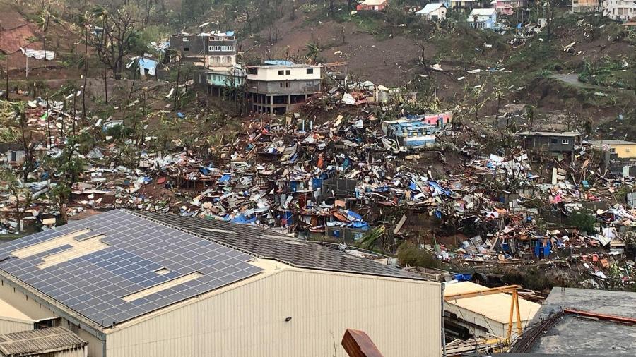 Destroços de casas após a passagem do ciclone Chido em Mayotte, departamento ultramarino francês na África - Kwezi/AFP