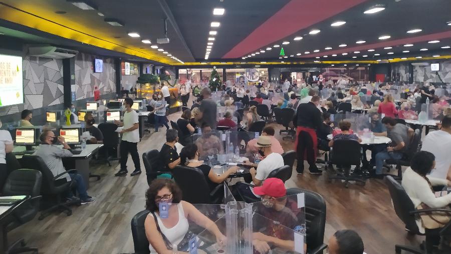 Salão lotado de pessoas jogando bingo no Espaço Real São Judas, zona sul de São Paulo - Rodrigo Bertolotto/UOL