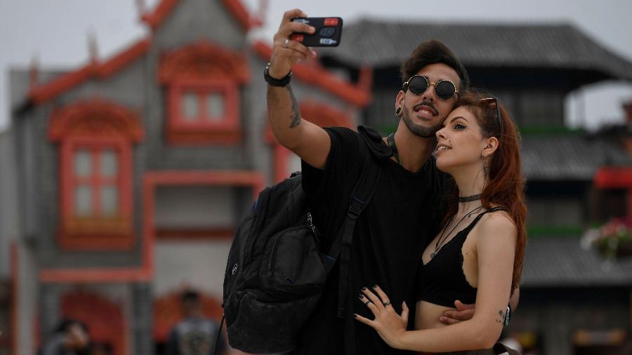 Casal tira selfie na entrada do festival Rock in Rio 2019 - Mauro Pimentel/AFP