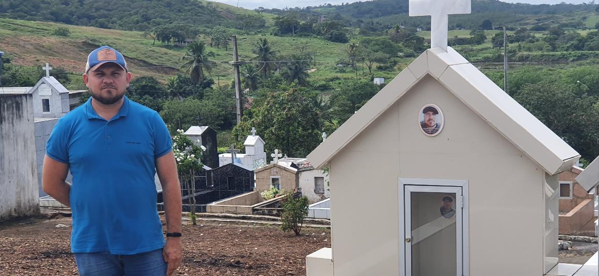 Cleyton Melo de Souza, o dono de padaria que construiu um túmulo para si, com foto, em Limoeiro (PE) - Wagner Oliveira/UOL