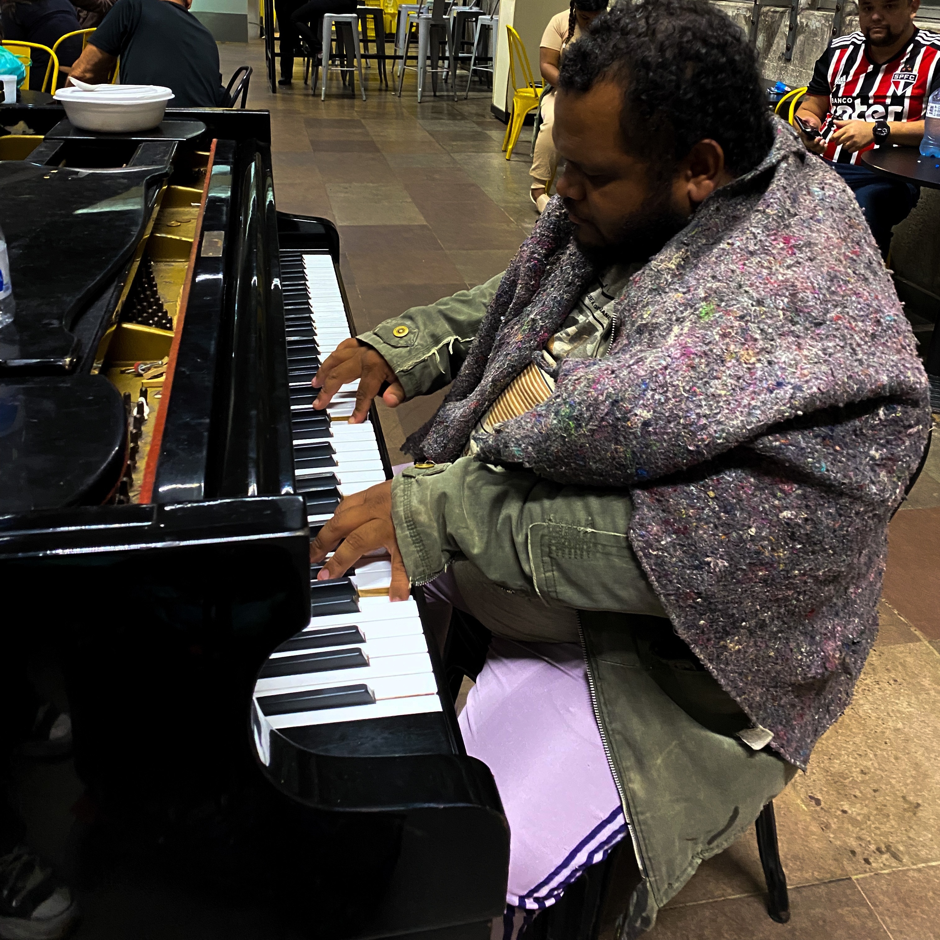 Pianista se apresenta em carreata que vai percorrer as ruas de