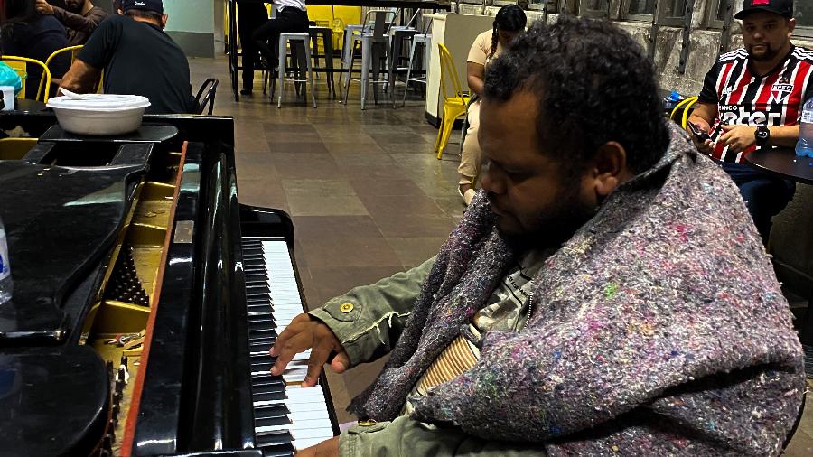"Esse piano é um sonho pra mim. É um refúgio dos que partem e uma celebração dos que chegam", diz Cobertinha - Ester Caetano/UOL