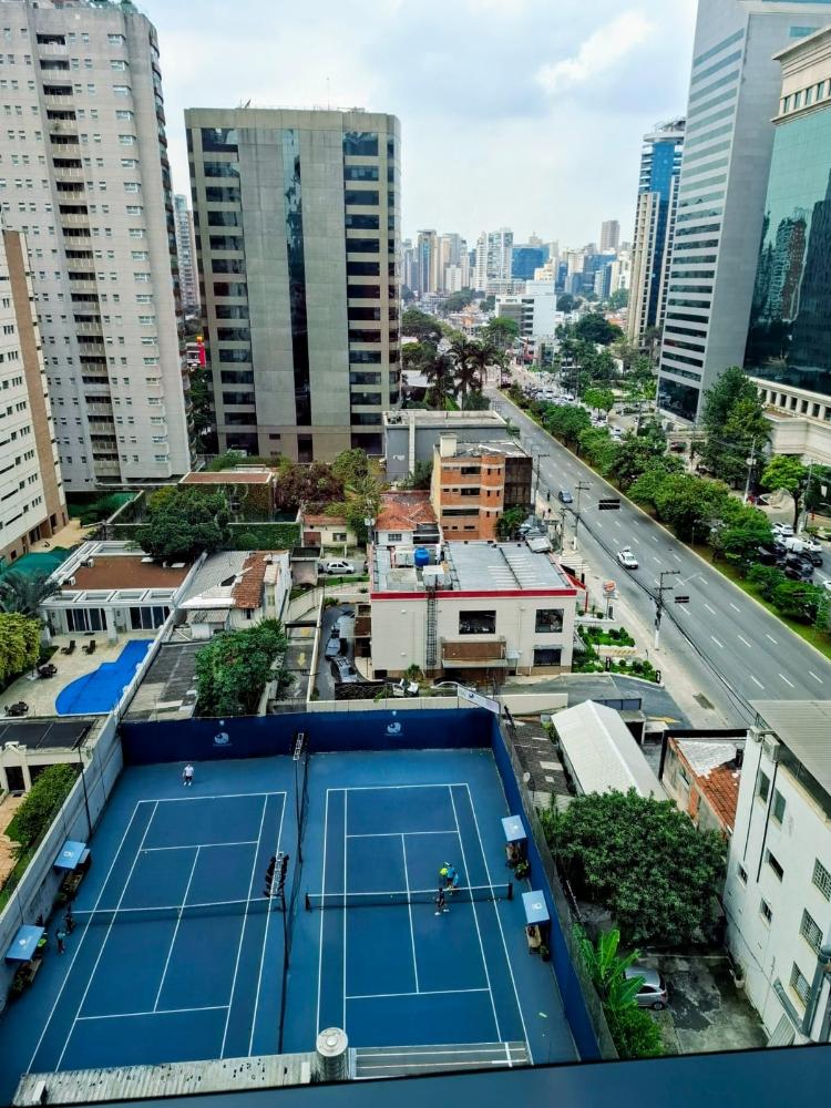 Quadras de tênis 'guardam' terreno próximo à Avenida Presidente Juscelino Kubitschek Quadras de tênis 'guardam' terreno próximo à Avenida Presidente Juscelino Kubitschek