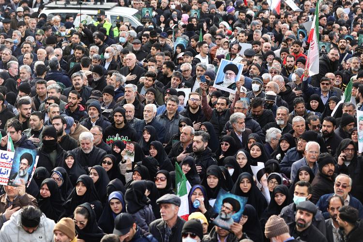 Iranianos comparecem a funeral de integrantes das forças de segurança mortos em protestos