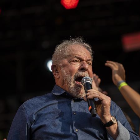 Lula discursa em ato do Dia do Trabalhador na praça Charles Müller em São Paulo - André Porto/UOL