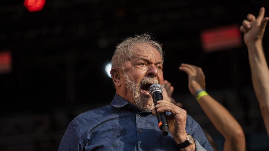 Lula discursa em ato do Dia do Trabalhador na praça Charles Müller em São Paulo - André Porto/UOL