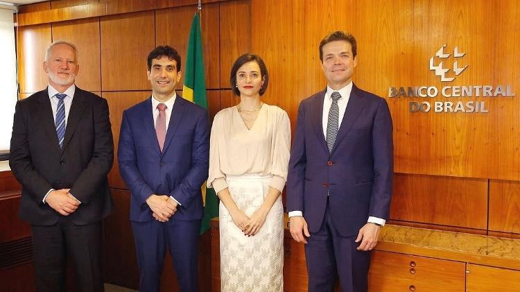 Os últimos membros do BC a tomar posse: Da esquerda para a direita, o diretor Gilneu Vivan, o presidente da autarquia, Gabriel Galípolo, e os também diretores Izabela Correa e Nilton David Os últimos membros do BC a tomar posse: Da esquerda para a direita, o diretor Gilneu Vivan, o presidente da autarquia, Gabriel Galípolo, e os também diretores Izabela Correa e Nilton David