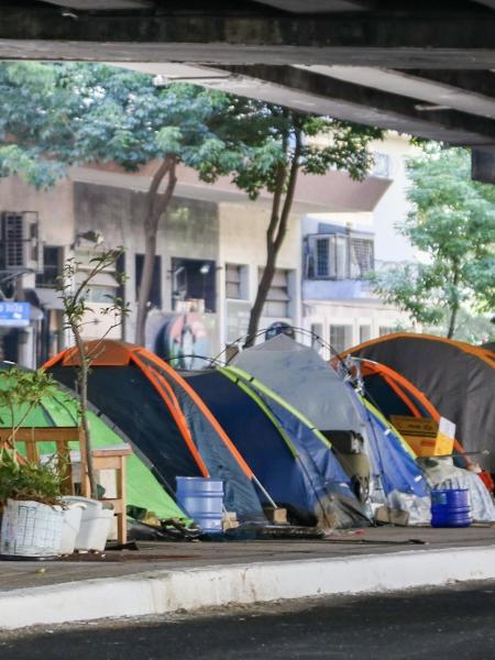 Vista de barracas e moradores em situação de rua, debaixo do Minhocão em São Paulo